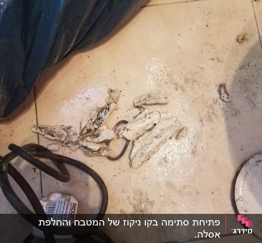 כבל אינסטלציה על רצפה מלוכלכת עם פסולת